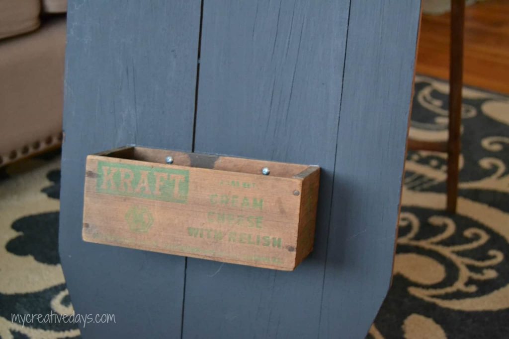 Do you love old ironing boards? Vintage Ironing Boards are amazing and this repurposed ironing board to chalkboard is a great way to bring one back to life!