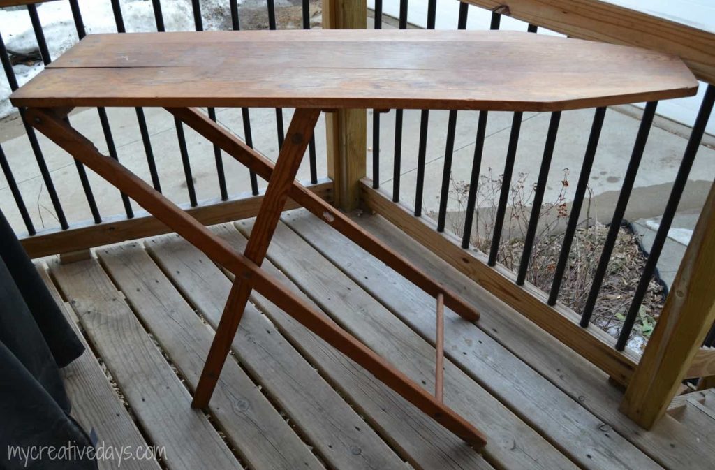 Vintage Ironing Boards are amazing and this repurposed ironing board to chalkboard is a great way to bring one back to life!