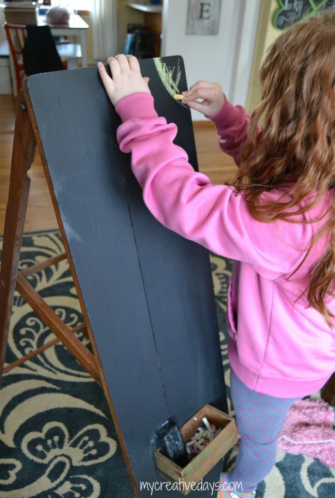 Vintage Ironing Boards are amazing and this DIY repurposed ironing board to chalkboard is a great way to bring one back to life!