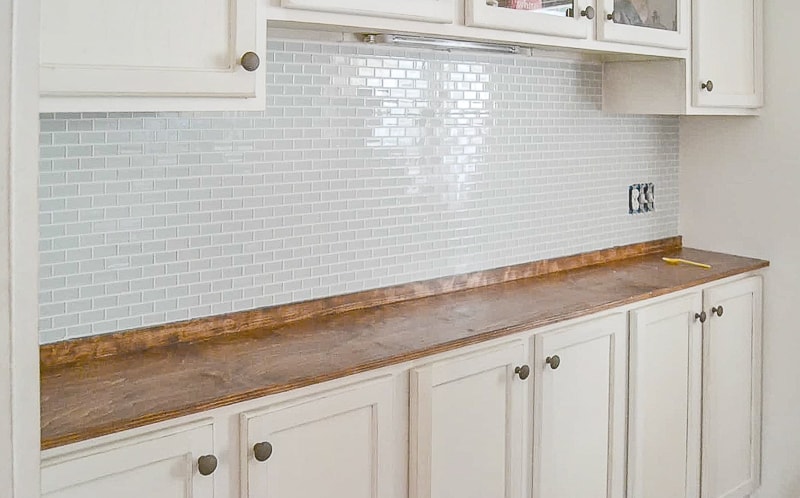 If you want to add a backsplash but have never done it before, this DIY Tile Backsplash tutorial makes it easy for you.