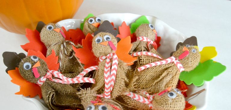 Are you looking for an easy Thanksgiving Craft to add to the kid table or to just have on hand for the kids on Thanksgiving? These simple Turkey Pops are perfect!