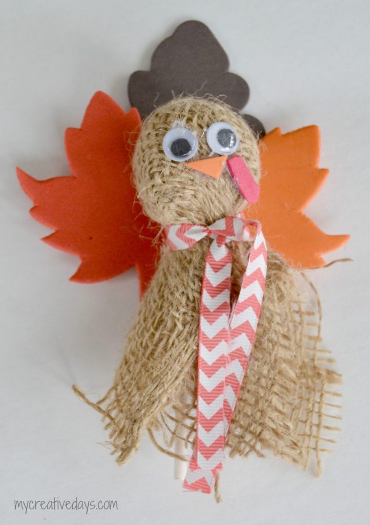 Are you looking for an easy Thanksgiving Craft to add to the kid table or to just have on hand for the kids on Thanksgiving? These cute Turkey Pops are perfect!
