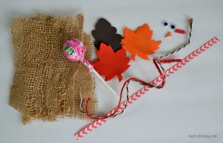 Are you looking for an easy Thanksgiving Craft to add to the kid table or to just have on hand for the kids on Thanksgiving? These Turkey Pops are perfect!