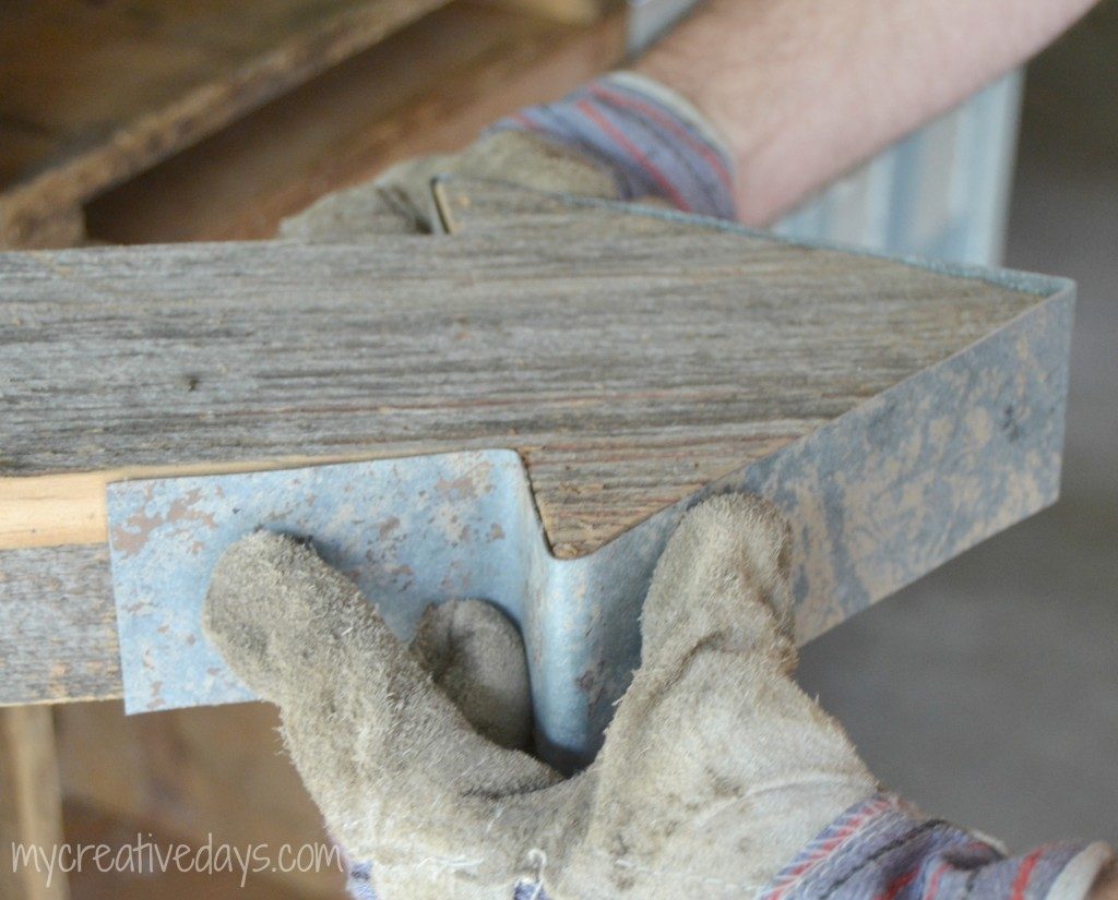 Do you love barn wood? This DIY Barn Wood Arrow Tutorial will show you how to take your favorite wood and make it into a statement piece for your home.