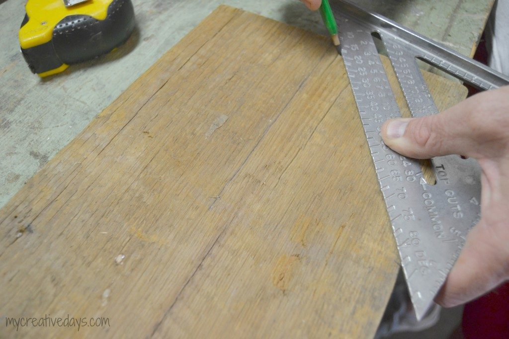 Do you love barn wood? This DIY Barn Wood Arrow Tutorial will show you how to take your favorite wood and make it into a statement piece for your home.