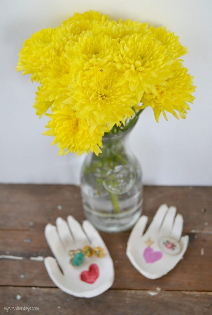 Are you looking for a really cute homemade Mother's Day gift idea? This clay hand jewelry holder is so special and will be a keepsake forever. 