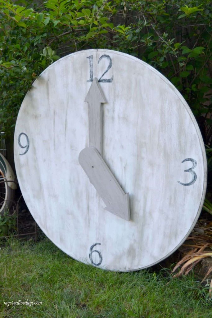 Are you looking for an outdoor wall clock? This DIY outdoor wall clock is made from a repurposed table top and is the perfect addition to your outdoor space or garden. 