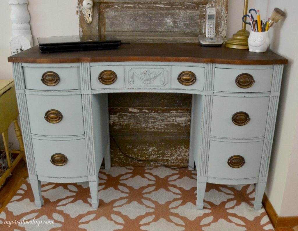 Are you looking for a desk for your home, but want one that is pretty? This Painted Desk Makeover took an old desk and made it a beautiful piece to work on. 