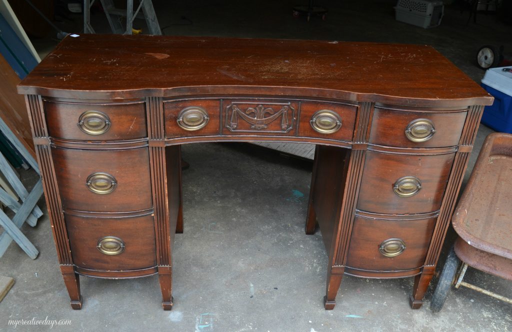 Are you looking for a desk for your home, but want one that is pretty? This Painted Desk Makeover took an old desk and made it a beautiful piece to work on. 