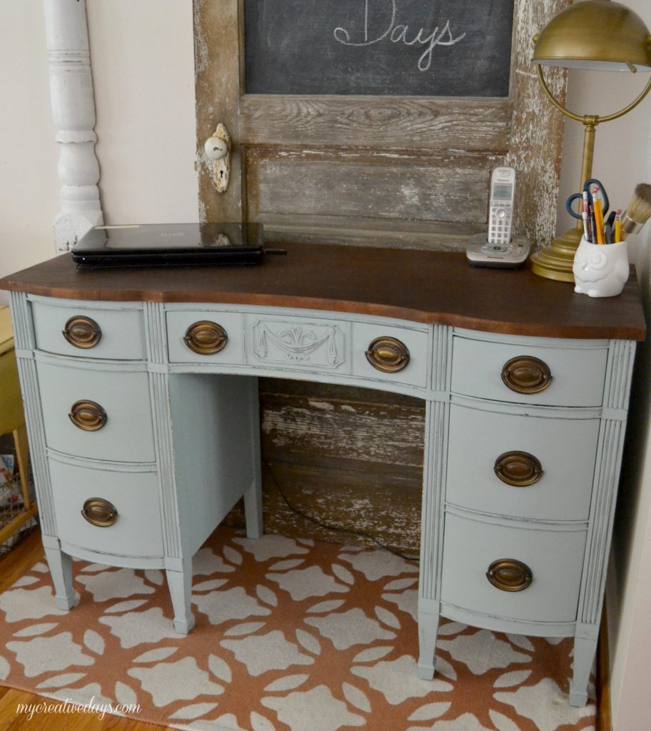 Are you looking for a desk for your home, but want one that is pretty? This Painted Desk Makeover took an old desk and made it a beautiful piece to work on. 