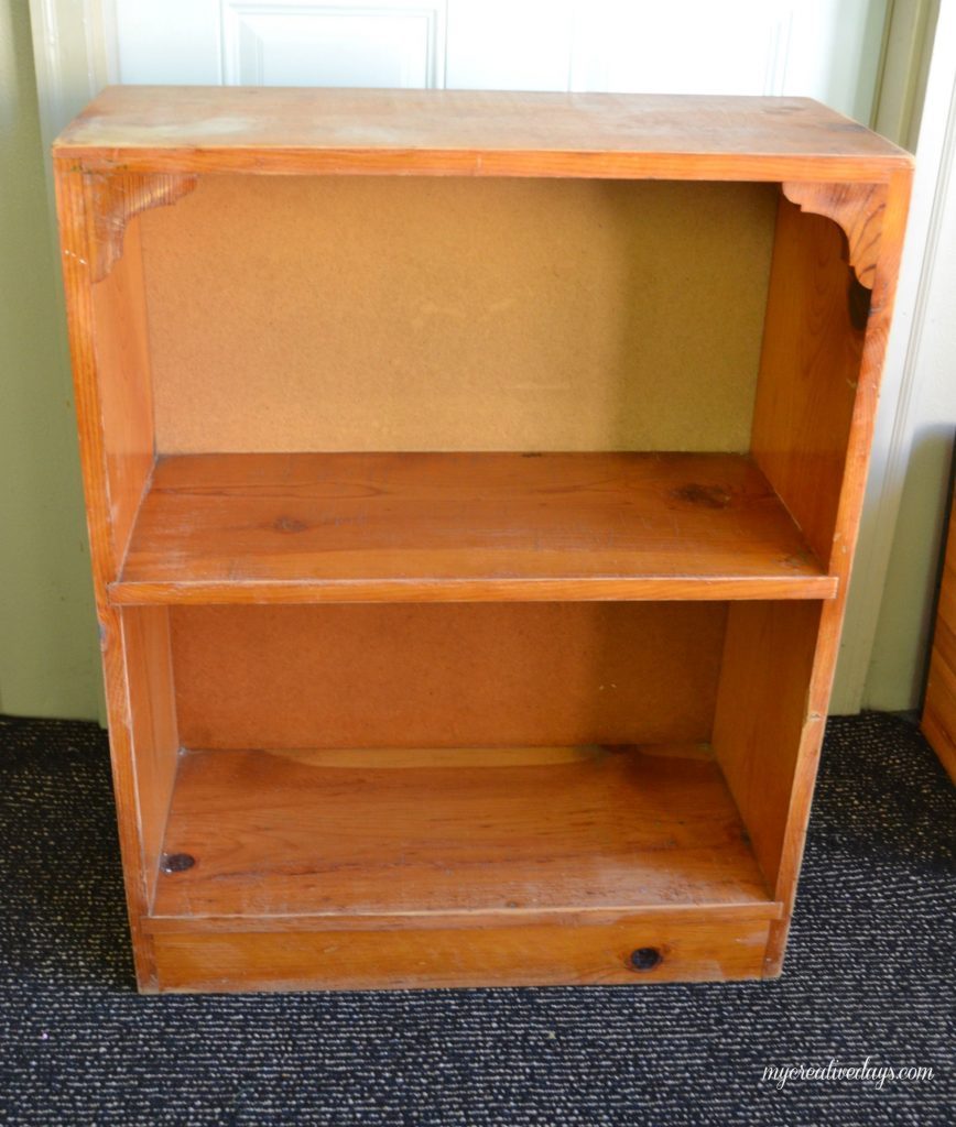 Do you have an old bookshelf that has seen better days? Spruce it up! This bookshelf makeover turned a blah bookshelf into a beautiful piece!