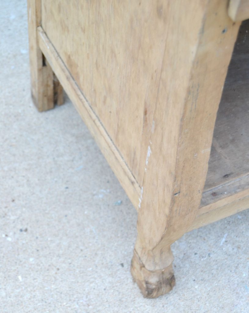 Do you like french country decor, but don't want to spend the money to get it? DIY your own French Country furniture with a little paint and some elbow grease! This cabinet now has a French country flair!