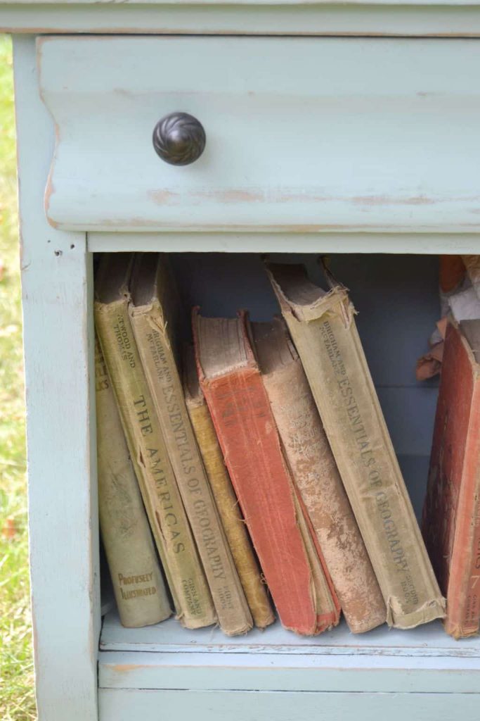 Do you like french country decor, but don't want to spend the money to get it? DIY your own French Country furniture with a little paint and some elbow grease! This cabinet now has a French country flair!