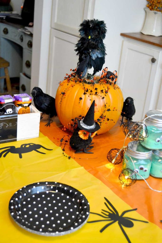 Are you planning a Halloween party for the kids this year? This simple and fun Halloween party plan has everything you need to make your party a success!