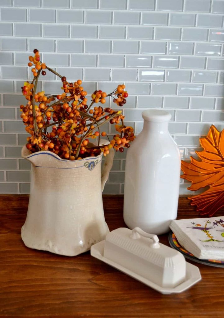 Welcome the fall season with fall decor that will make your home welcoming. Click to see these 5 easy steps that make it so easy to do! 