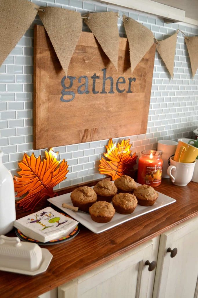 Welcome the fall season with fall decor that will make your home welcoming. Click to see these 5 easy steps that make it so easy to do! 