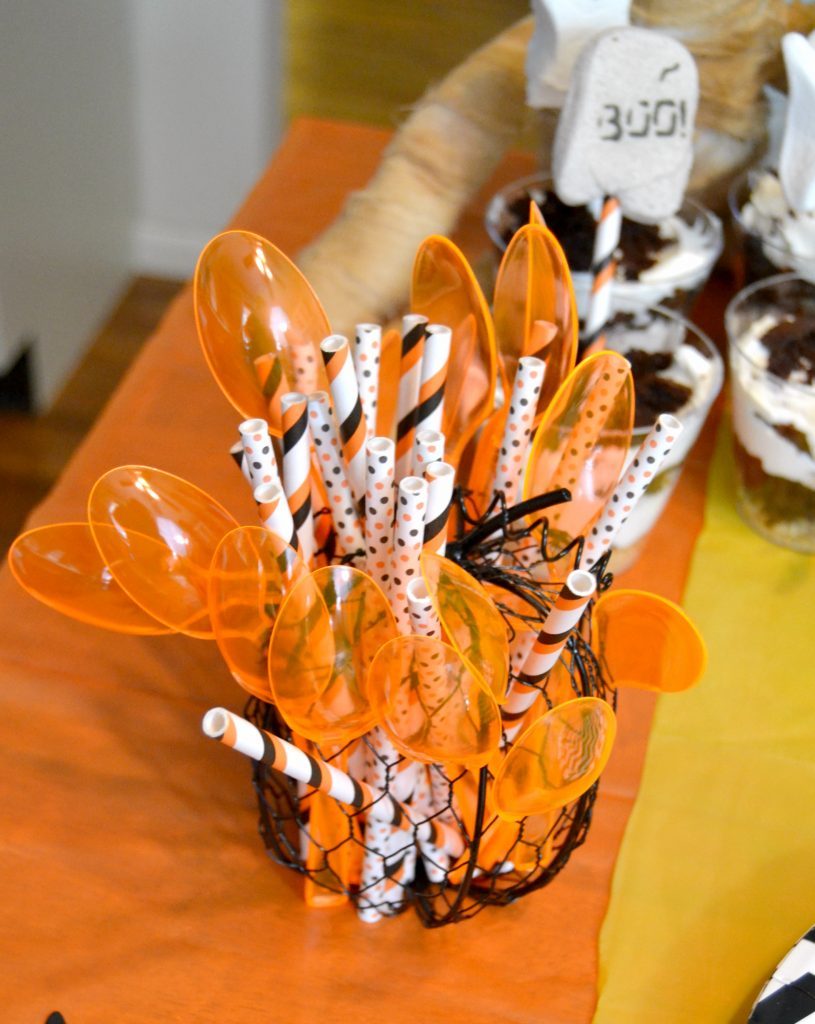 Are you planning a Halloween party for the kids this year? This simple and fun Halloween party plan has everything you need to make your party a success!