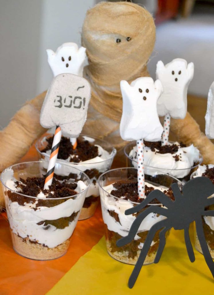 Are you planning a Halloween party for the kids this year? This simple and fun Halloween party plan has everything you need to make your party a success!