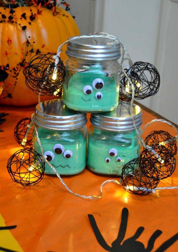 Are you planning a Halloween party for the kids this year? This simple and fun Halloween party plan has everything you need to make your party a success!