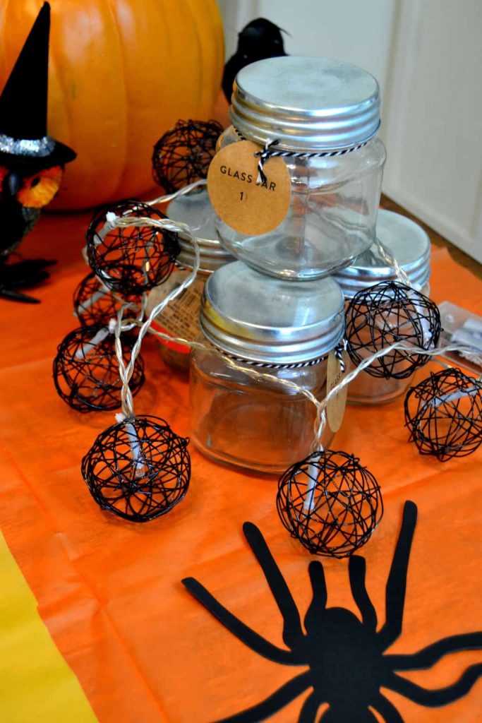 Are you planning a Halloween party for the kids this year? This simple and fun Halloween party plan has everything you need to make your party a success!