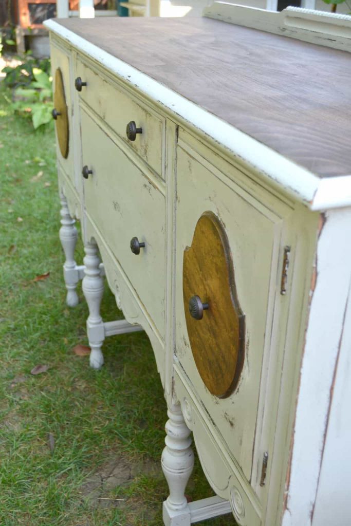 Are you looking for a farmhouse buffet? Search yard sales and thrift stores for a buffet and DIY your own! Click over to see how!