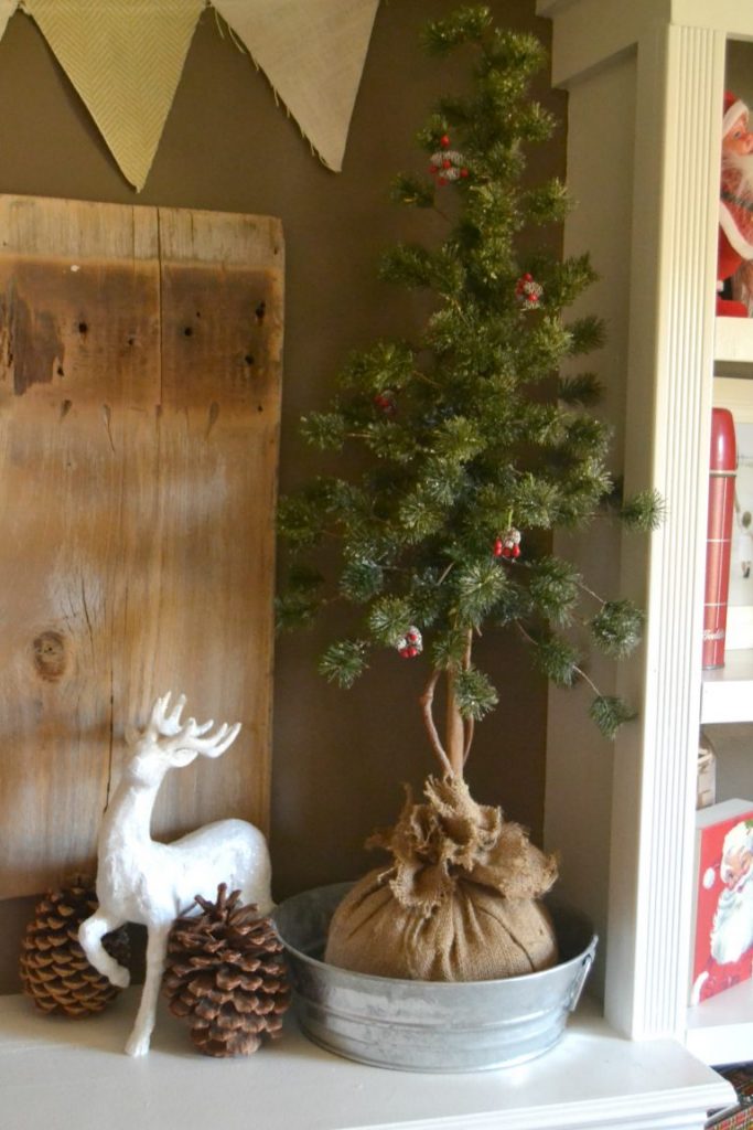 Decorating A Christmas Mantel does not have to be hard. Click over to see how to put together an easy and rustic Christmas mantel in no time. 