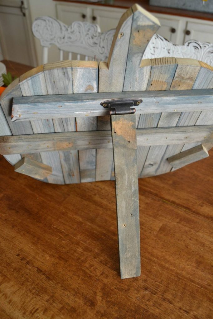 Are you looking for a fun fall sign to add to your home this year? Click over to see how this repurposed fall sign came together from a broken trellis from the yard.