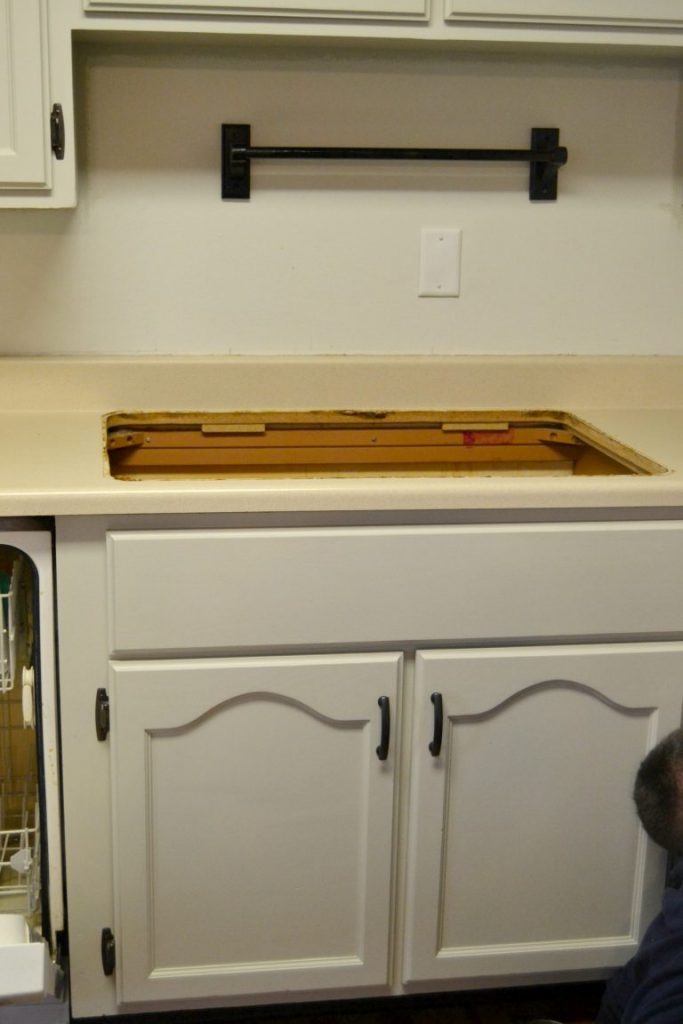Are you thinking about quartz countertops for your kitchen? Click over to see the gray quartz countertops we installed in our kitchen makeover and what we think of them!