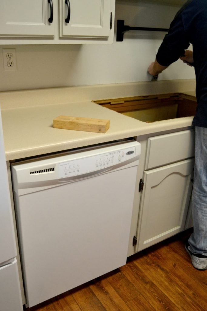 Are you thinking about quartz countertops for your kitchen? Click over to see the gray quartz countertops we installed in our kitchen makeover and what we think of them!