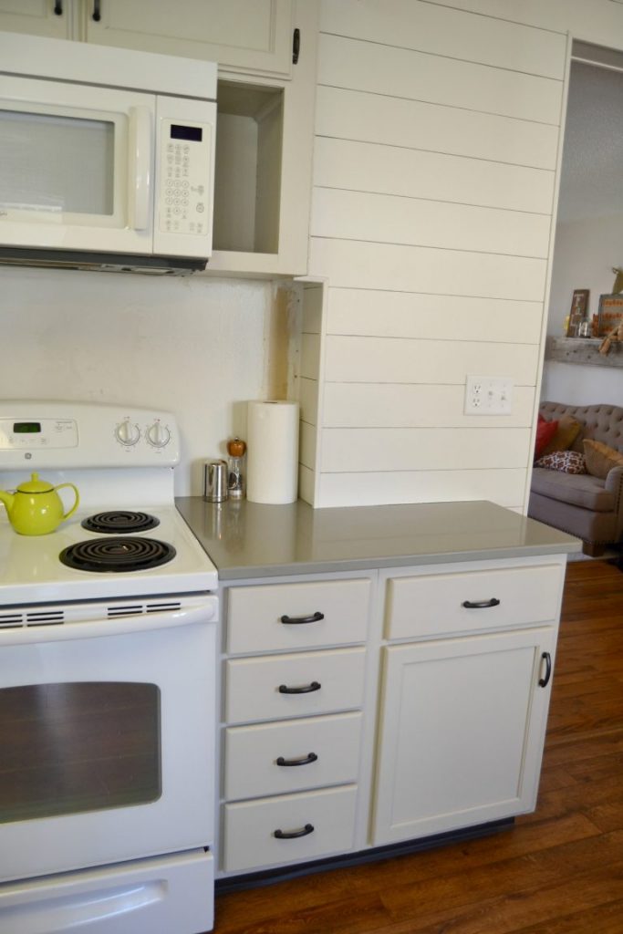 Are you thinking about quartz countertops for your kitchen? Click over to see the gray quartz countertops we installed in our kitchen makeover and what we think of them!