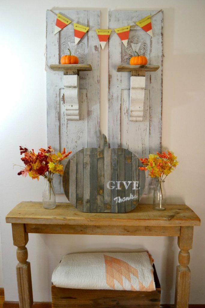 Are you looking for a fun fall sign to add to your home this year? Click over to see how this repurposed fall sign came together from a broken trellis from the yard.
