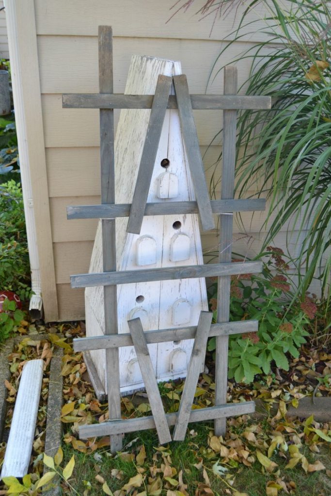 Are you looking for a fun fall sign to add to your home this year? Click over to see how this repurposed fall sign came together from a broken trellis from the yard.