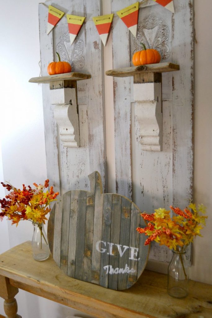 Are you looking for a fun fall sign to add to your home this year? Click over to see how this repurposed fall sign came together from a broken trellis from the yard.