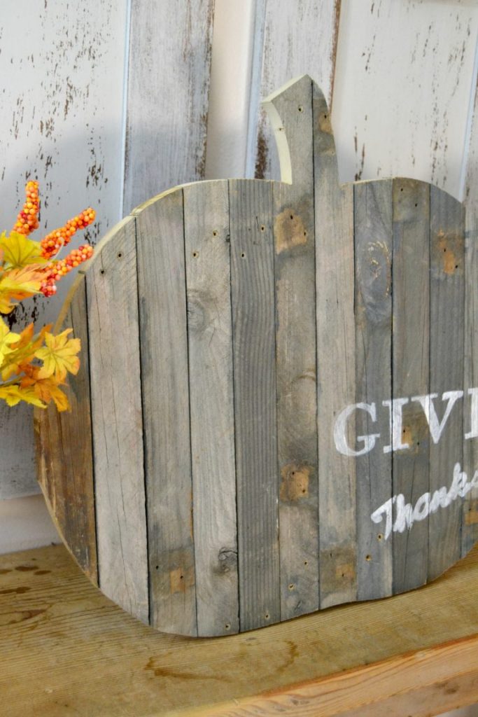Are you looking for a fun fall sign to add to your home this year? Click over to see how this repurposed fall sign came together from a broken trellis from the yard.