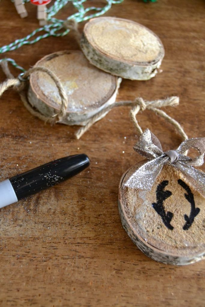 Are you looking for a fun DIY Christmas Ornament that has a rustic vibe? Click over to see how easy these DIY Wood Slice Christmas Ornaments are to make.