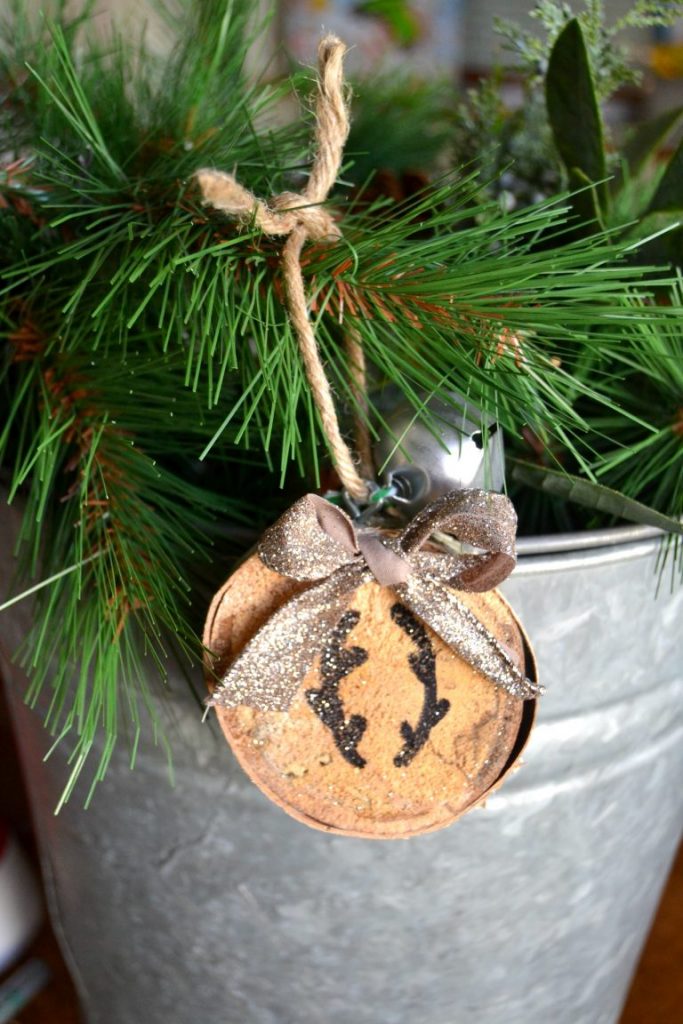 Are you looking for a fun DIY Christmas Ornament that has a rustic vibe? Click over to see how easy these DIY Wood Slice Christmas Ornaments are to make.