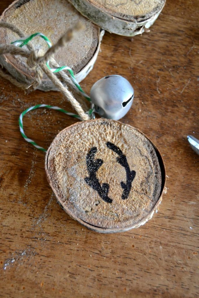 Are you looking for a fun DIY Christmas Ornament that has a rustic vibe? Click over to see how easy these DIY Wood Slice Christmas Ornaments are to make.