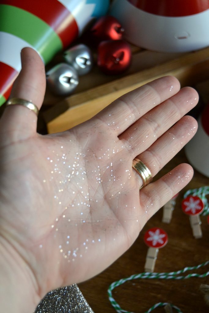 Are you looking for a fun DIY Christmas Ornament that has a rustic vibe? Click over to see how easy these DIY Wood Slice Christmas Ornaments are to make.