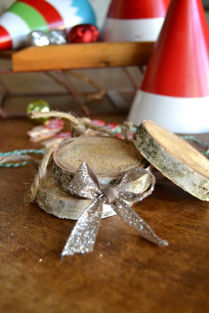 Are you looking for a fun DIY Christmas Ornament that has a rustic vibe? Click over to see how easy these DIY Wood Slice Christmas Ornaments are to make.