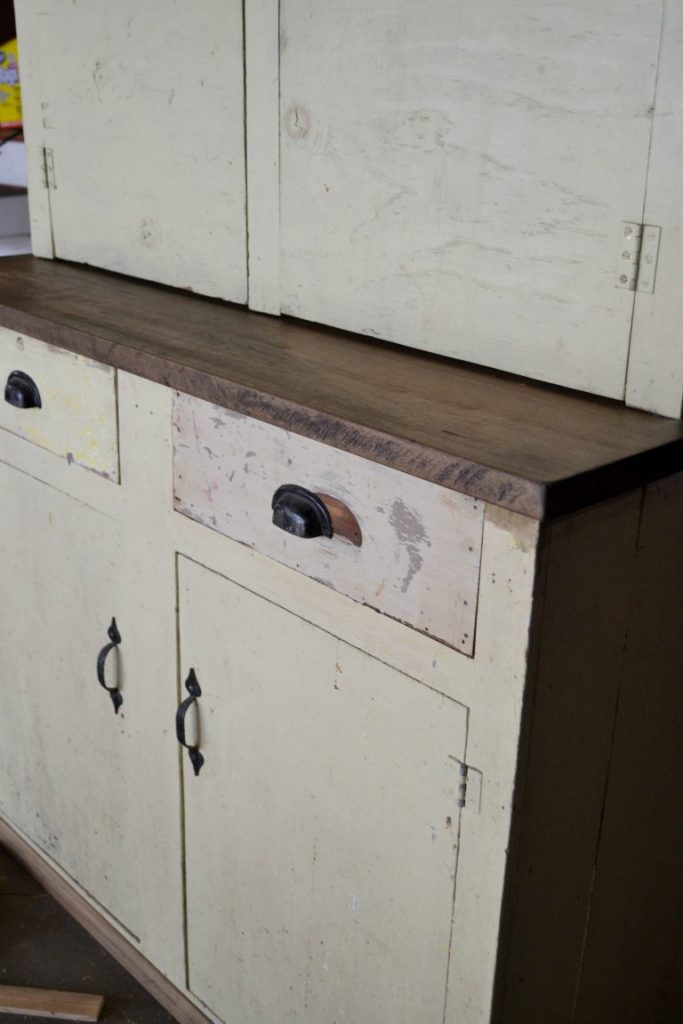 If you love farmhouse furniture and you want to add it to you home, click over to see how this garage cabinet became a farmhouse hutch in a few steps. 