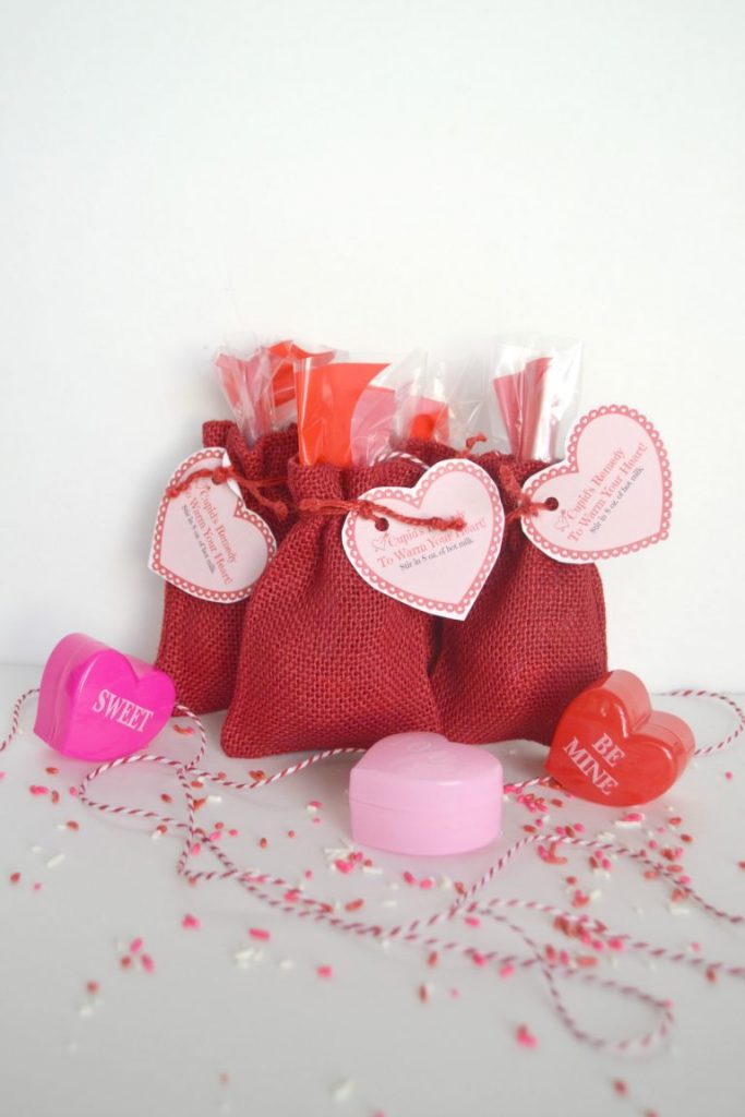 If you are looking for a great homemade valentines idea, this is it. Click over to find the recipe for these sweet, homemade chocolate valentines that will make your valentine very happy.