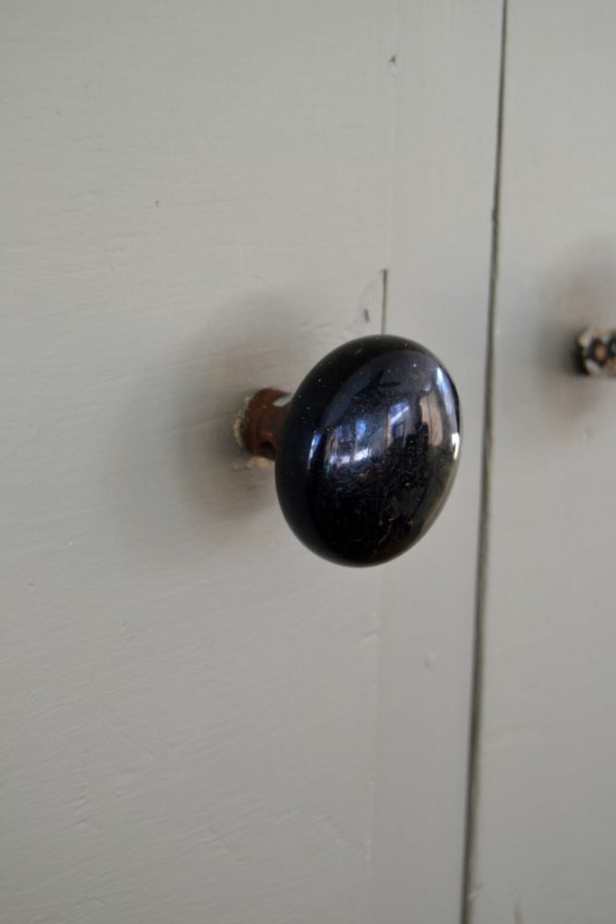 If you love farmhouse furniture and you want to add it to you home, click over to see how this garage cabinet became a farmhouse hutch in a few steps. 