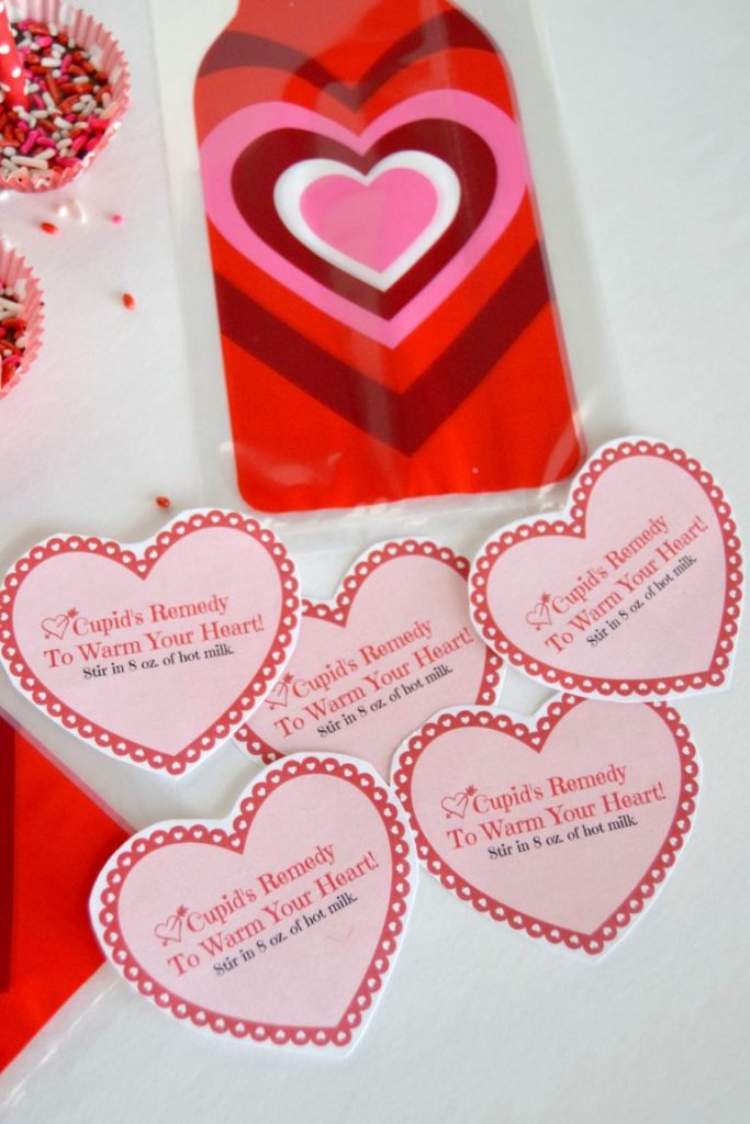 If you are looking for a great homemade valentines idea, this is it. Click over to find the recipe for these sweet, homemade chocolate valentines that will make your valentine very happy.
