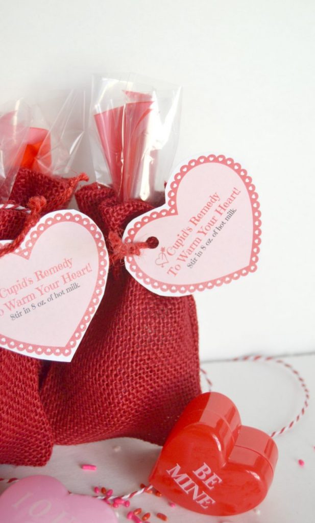 If you are looking for a great homemade valentines idea, this is it. Click over to find the recipe for these sweet, homemade chocolate valentines that will make your valentine very happy.