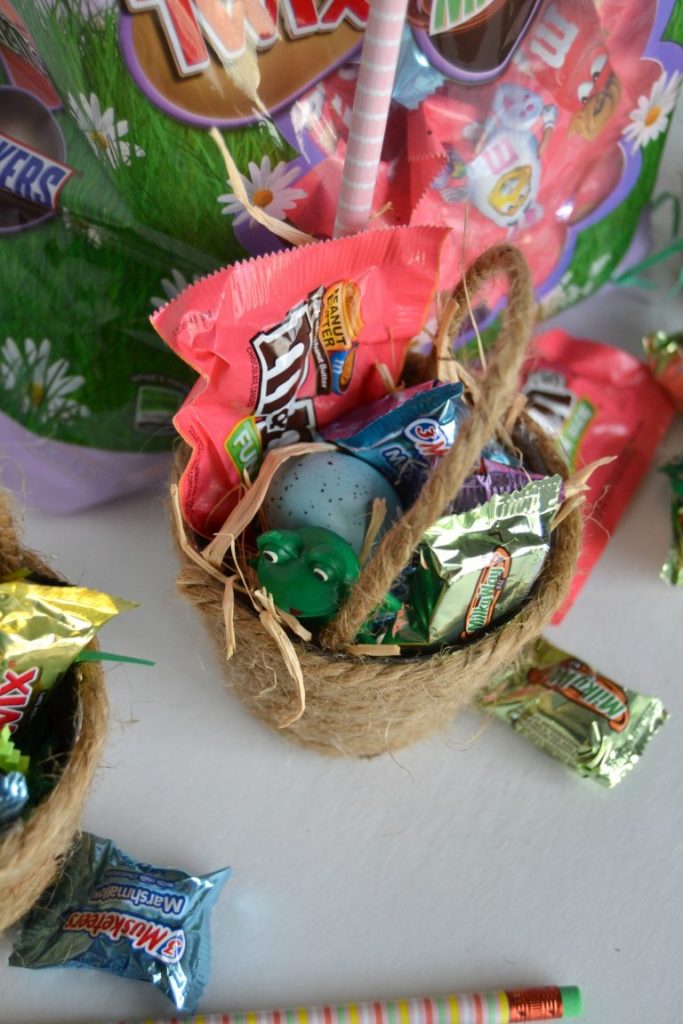 Easter baskets do not have to be expensive store bought versions. Click over to see how easy it is to make mini homemade Easter baskets that you can hand out to family, friends and neighbors this year. 