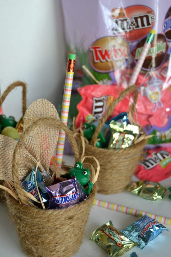 Easter baskets do not have to be expensive store bought versions. Click over to see how easy it is to make mini homemade Easter baskets that you can hand out to family, friends and neighbors this year. 