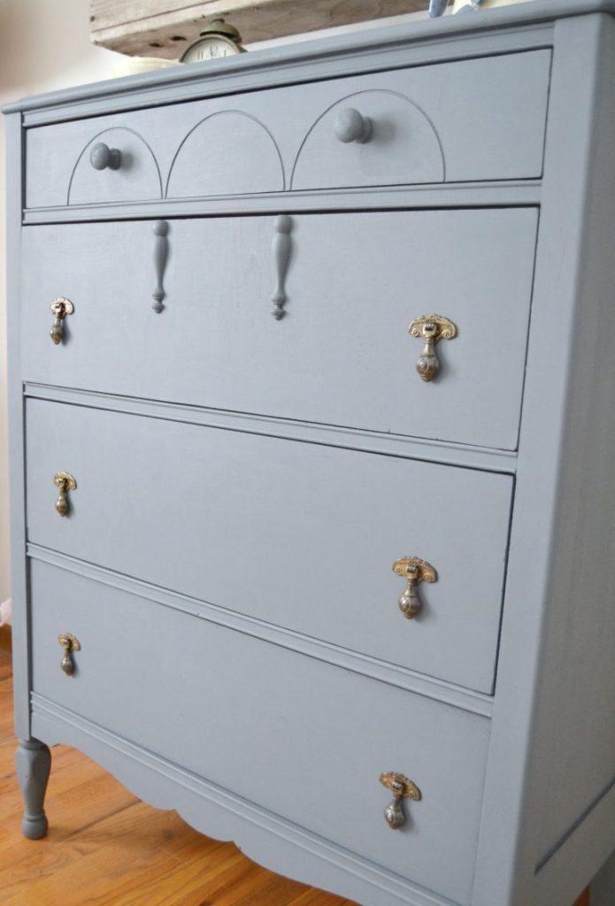 The color gray comes in all shades and finding the right one for any project can be difficult. Click over to see how this DIY Painted Gray Dresser made me think of the color gray in a whole new light. 