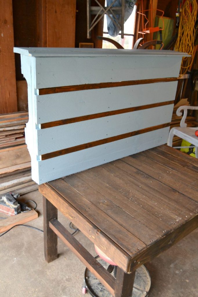 Pallet Wood Projects are so much fun because the wood is cheap and the possibilities are endless. Click over to see how easy it is to make a pallet wood mud kitchen for the kids!