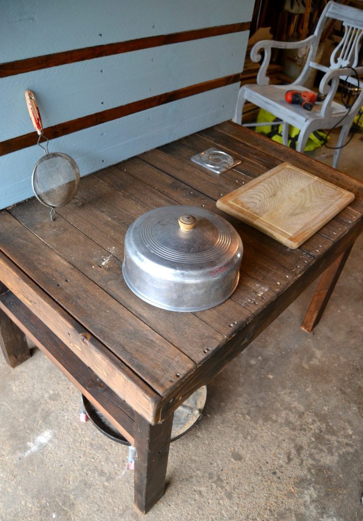 Pallet Wood Projects are so much fun because the wood is cheap and the possibilities are endless. Click over to see how easy it is to make a pallet wood mud kitchen for the kids!