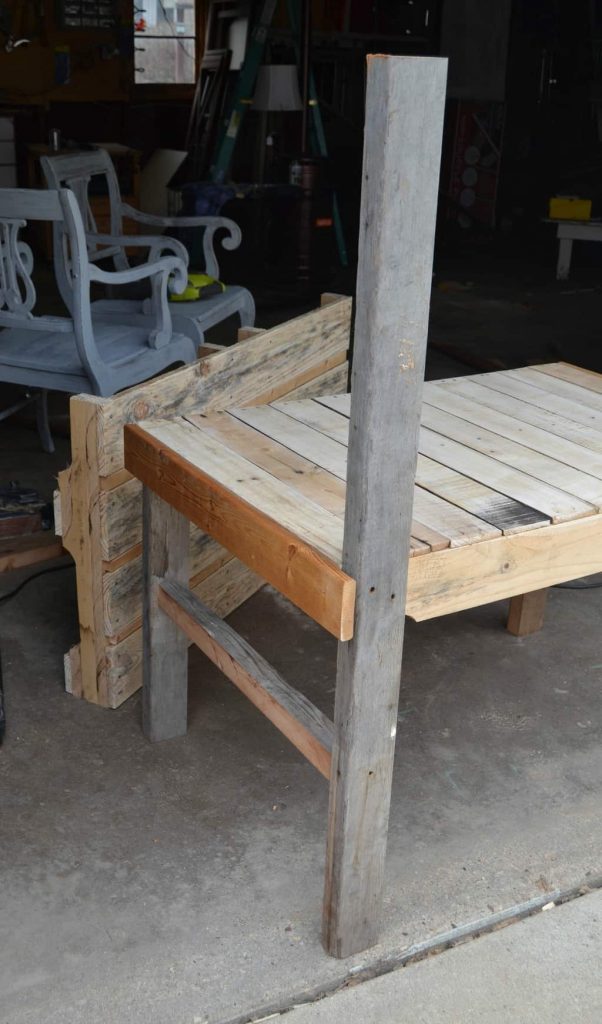 Pallet Wood Projects are so much fun because the wood is cheap and the possibilities are endless. Click over to see how easy it is to make a pallet wood mud kitchen for the kids!